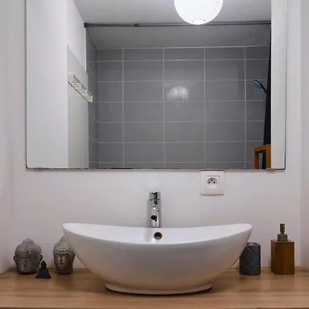 Proche Metro & 2 Balcons + Parking リール