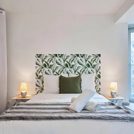 Proche Metro & 2 Balcons + Parking *