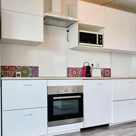 Proche Metro & 2 Balcons + Parking *