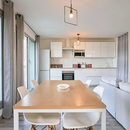 Proche Metro & 2 Balcons + Parking *