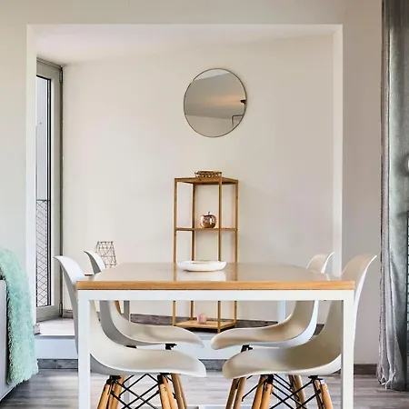 Proche Metro & 2 Balcons + Parking