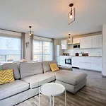 Proche Metro & 2 Balcons + Parking Апартаменты *
