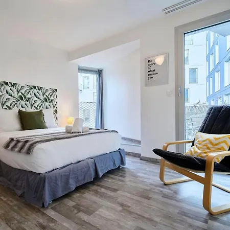 Proche Metro & 2 Balcons + Parking *