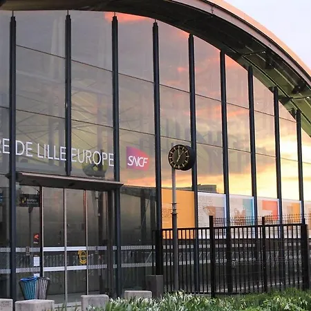 Proche Metro & 2 Balcons + Parking Lille