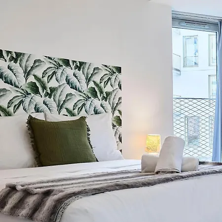 Proche Metro & 2 Balcons + Parking *