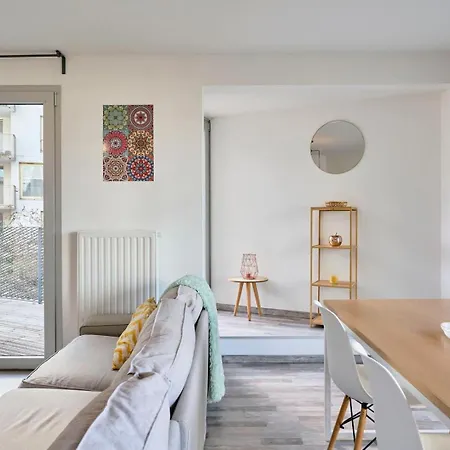 Proche Metro & 2 Balcons + Parking Apartment